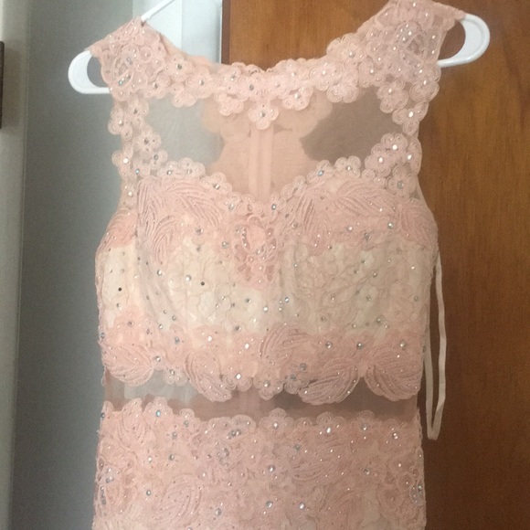 Beautiful Dress! - Picture 2 of 5